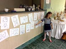 Выставка шаржей Брест девочка указывает пальцем