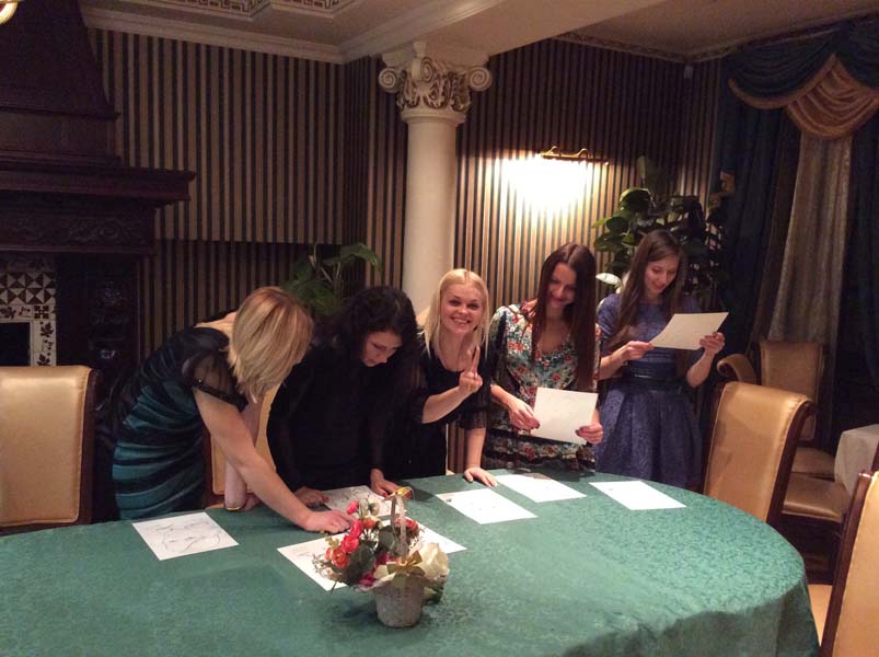 Просмотр шаржей на корпоративе в 