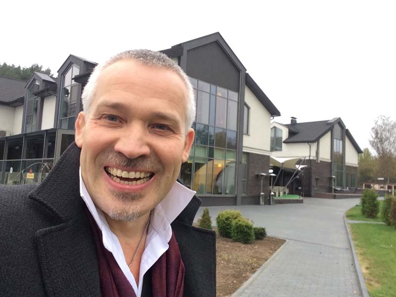 шаржист на фоне Клуба Дрозды