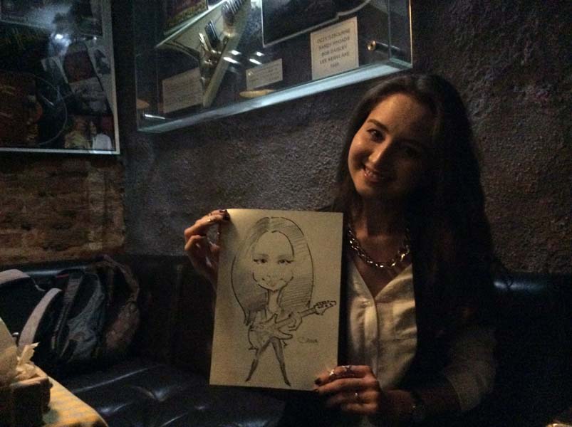 шарж сотрудницы в полумраке заведения