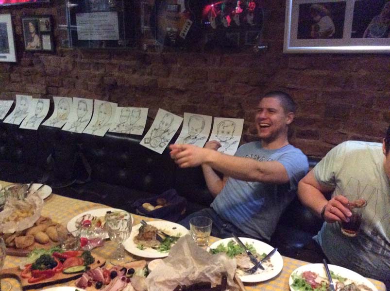 выставка шаржей на корпоративе в 