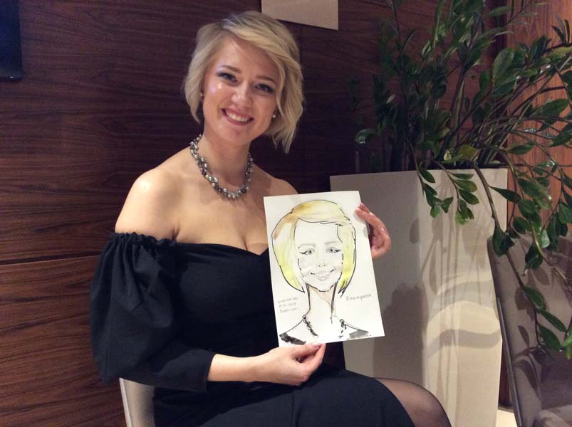 Девушка позирует в женский праздник шаржист Михаил, шаржист Мишель