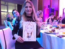 Девушка позирует на празднике шаржисту шаржист Михаил, шаржист Мишель