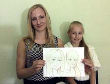 Мама с дочкой держат шарж Брест