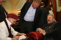 Шаржист рисует Ксендзова на корпоративе работников строительной компании в ресторане Ренессанс