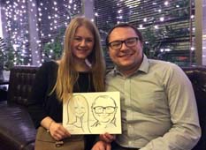 Толстяк в очках с девушкой держит шарж Ньюмен