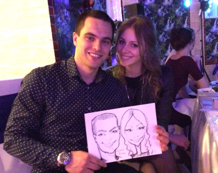 пара позирует с шаржем в Таити