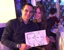 пара позирует с шаржем в Таити на свадьбе Шарж в Минске и Калининграде