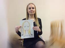 Блондинка в черном платье держит шарж на Скрыганова на свадьбе