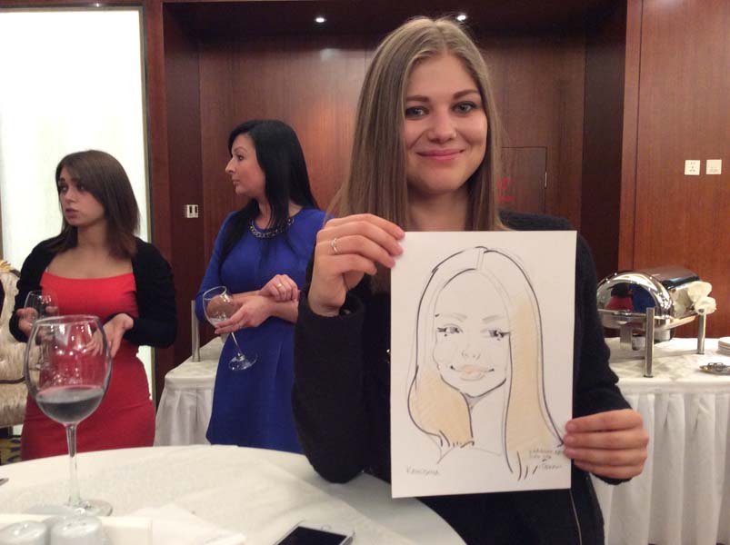 Девушка позирует с шаржем отель Пекин на свадьбе и корпоративе Шарж в Минске и Калининграде