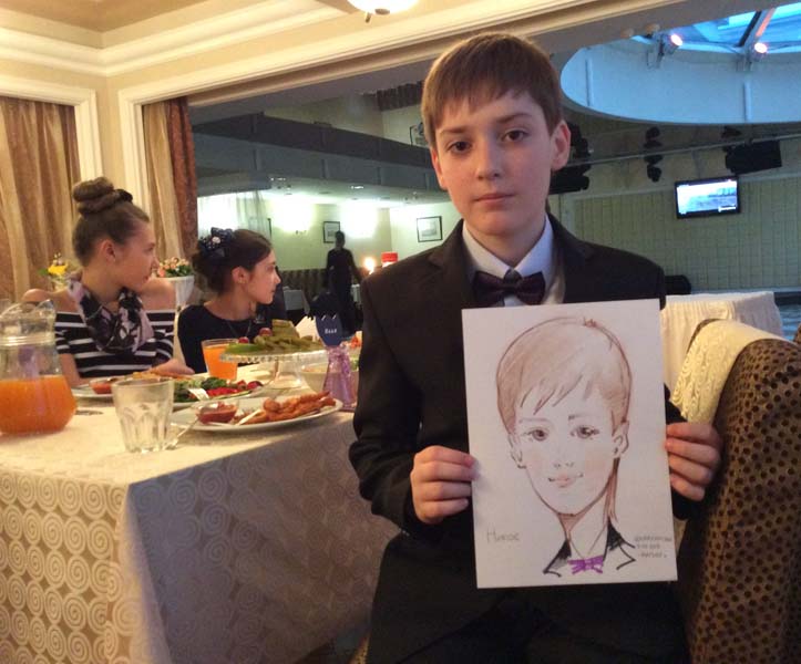 Позирует сын родственников невесты