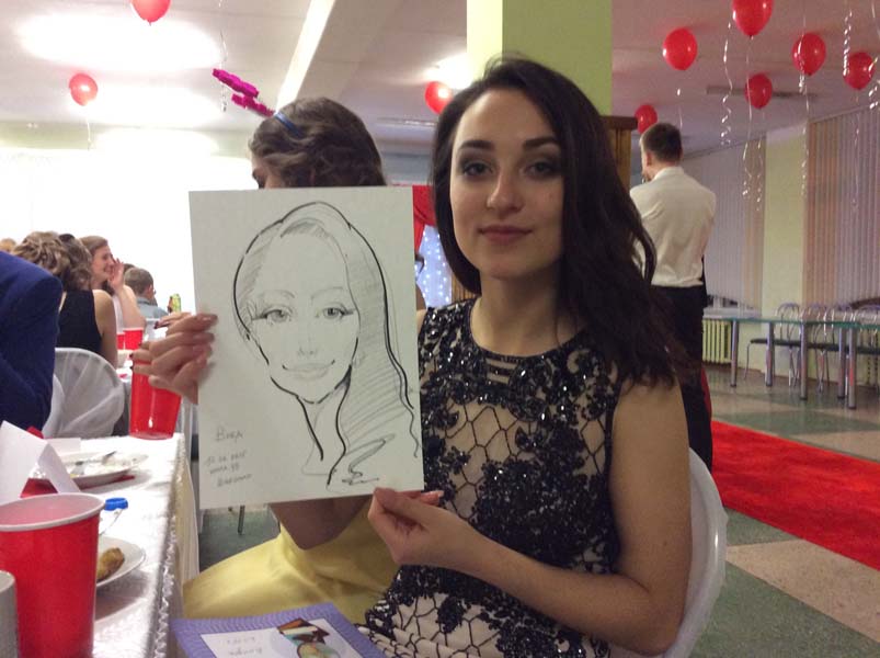 девушка позирует на выпускном шаржисту