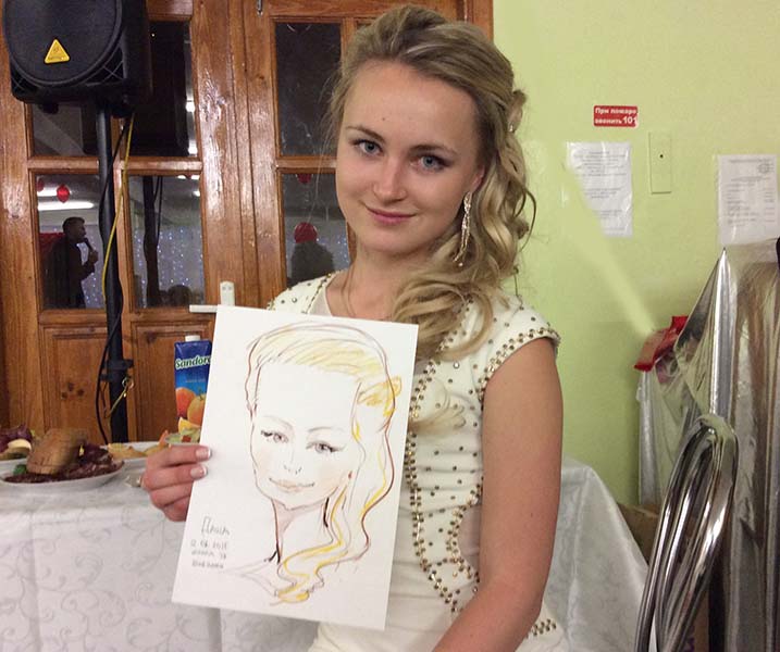 Даша держит свой шарж, шаржист Михаил Шабалин, шаржист Мишель