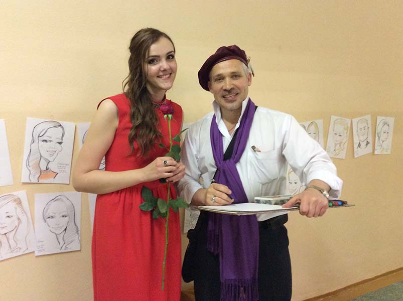 Выпускница и шаржист Мишель, шаржист Михаил Шабалин, шаржист Мишель