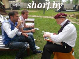 шаржист рисует Глеба на свадьбе