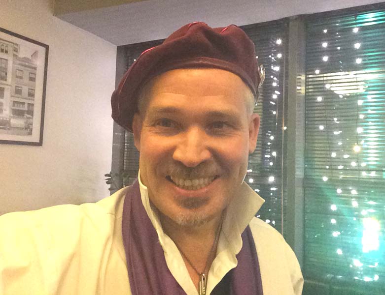 Шаржист на  новогоднем корпоративе в Хьюмене Михаил Шабалин