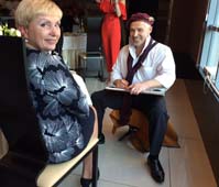 женщина обернулась , шаржист рисует в ресторане Виктория