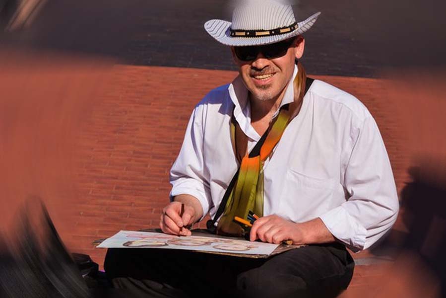 Шаржист Шабалин,Минск,рисует в шляпе с полями черные очки