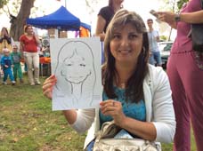 шаржист рисует на празднике Анжелу